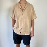 Camisa azul marino de muselina con manga corta y corte oversize.