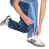 Pantalón deportivo Adidas Firebird de tejido liso, color azul claro, con cintura elástica y tres franjas laterales en tonos de azul y blanco. Presenta un bolsillo lateral con cierre y el logo del trébol dorado bordado en el muslo.