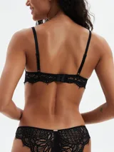 Soutien push-up negro con copas moldeadas y encaje floral en el borde superior. Posee tirantes finos ajustables y un pequeño detalle metálico en el centro.