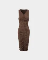 Vestido midi marrón ajustado al cuerpo, con breteles finos y frunces verticales en el frente.