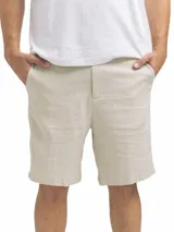 Bermuda de lino color negro, corte recto, con bolsillos laterales y cierre frontal.