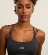Top deportivo gris oscuro con breteles finos con lettering y estampa frontal con la palabra "Sporty".
