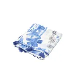 Pashmina rectangular de viscosa liviana, color blanco con estampado floral en tonos de azul.