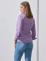 Camisa blanca de algodón marca Zac & Rachel, con cuello con solapa, abertura central con botones, delantera tableada y laterales elastizados.