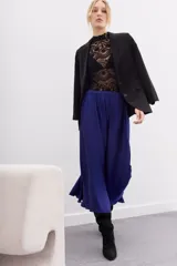 Falda larga evasé color azul eléctrico, con cintura elastizada y caída voluminosa.