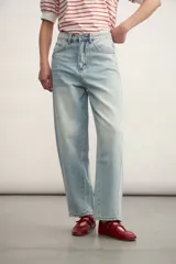 Pantalón jean celeste claro, de corte recto y tiro alto.