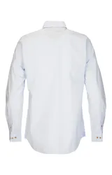 Camisa de manga larga celeste de popelina de algodón orgánico, calce moderno, con cuello clásico, cierre con botones color madera y logo RKF bordado en el puño.