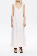 Vestido midi blanco de corte recto con escote en V y tirantes anchos. Confeccionado con al menos 25% de fibras recicladas.