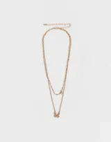 Collar doble dorado con dijes de strass y mariposa.