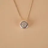 Conjunto de collar y caravanas en plata 925 con circonias. El collar tiene una cadena de 45cm y un dije de 5mm de diámetro.