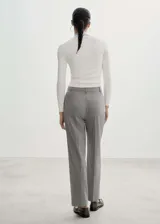Pantalón de vestir gris con pinzas, tiro medio, diseño recto y largo.