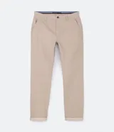 Pantalón de vestir azul marino, de corte recto, con bolsillos laterales y traseros. Se ajusta a la cintura con cinturón de cuero marrón.