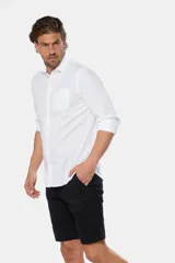 Bermuda clásica color beige confeccionada en algodón con elasticidad, con bolsillos laterales y detalle en bolsillo trasero.