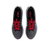 Championes de running Asics Novablast 2, color gris con detalles en celeste y rojo.