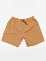 Short de baño color marrón con cintura elástica ajustable con cordón negro y blanco.
