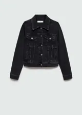 Chaqueta de jean negra con cuello clásico, cierre frontal con botones metálicos, dos bolsillos de parche en el pecho con botón, dos bolsillos laterales y mangas largas con puños abotonados.