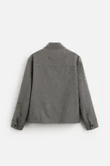 Sobrecamisa gris de corte regular, con cuello solapa, manga larga con puño abotonado y cierre frontal con botones.