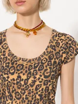 Remera blanca de algodón pima con escote en U, mangas cortas y logo bordado en la espalda.