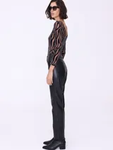 Pantalón de cuero sintético negro, corte recto y tiro alto.