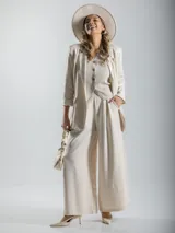 Pantalón italiano wide leg color beige, confeccionado en tela liviana y fresca. Tiene bolsillos laterales, elástico en la cintura y cinto de yute elastizado incluido.