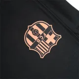 Pantalón de jogging negro con el escudo del FC Barcelona estampado en la pierna izquierda.