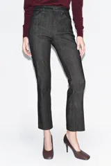 Jeans de tiro alto color negro, corte slim fit y bootcut, con cinco bolsillos y cierre frontal con cremallera y botón.