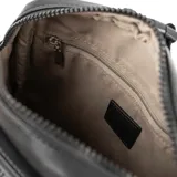 Riñonera negra de cuero sintético con diseño acolchado en forma de rombos y logo XL en el frente. Tiene correa regulable, cierre principal y bolsillos internos y externos con cierre.