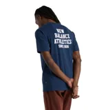 Remera azul marino de algodón con cuello redondo y mangas cortas. Estampado frontal con el texto "NEW BALANCE ATHLETICS SINCE 1906" en color blanco.