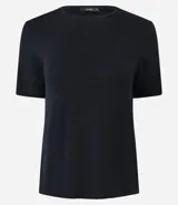 Remera básica de manga corta y cuello redondo, color bordó oscuro, confeccionada en viscolycra.