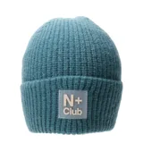Gorro de tejido suave en tono celeste, con parche de la marca N+.