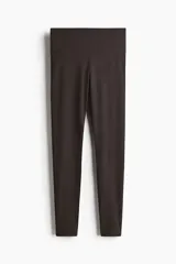 Calza de yoga color marrón oscuro, confeccionada en tejido funcional SoftMove™ con tecnología Lycra® Sport y DryMove™. Tiene cintura ancha con panel plegable y bolsillo lateral.