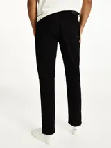 Jeans negros de corte recto, con diseño clásico de cinco bolsillos, tachuelas y etiqueta de cuero con logo en la parte trasera.