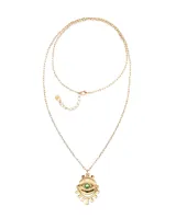 Collar dorado de doble cadena con dije de ojo con cristal verde.