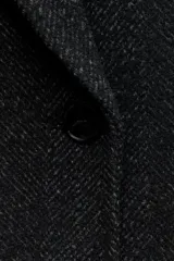 Abrigo largo de Zara Woman Collection confeccionado en tejido con 30% lana. Tiene cuello solapa de muescas, manga larga con abertura y botones, bolsillos con solapa en el delantero y de vivo en el pecho. Forro interior a tono y cierre frontal cruzado con botones.