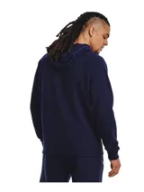 Buzo gris de Under Armour, línea Rival Fleece, con capucha y logo estampado en el frente.