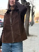 Campera marrón de cuero y lana con cierre frontal y cuello camisero.