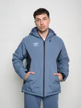 Campera de abrigo Umbro Crafted Pro color azul con paneles negros en los laterales y capucha ajustable.