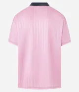 Remera rosa con cuello polo gris y rayas verticales. Estampado frontal con la palabra "gobline" en letras cursivas y la frase "in my best era". Diseño oversized con mangas cortas y recortes laterales en color negro.