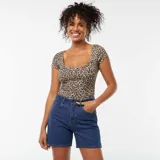 Body ajustado de manga corta con estampado animal.