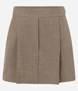 Short pollera de poliéster color beige, de corte sastrero, con cintura alta, pliegues delanteros y cintura lisa.