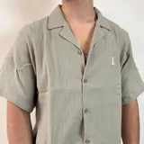 Camisa negra de muselina con manga corta y corte oversize.