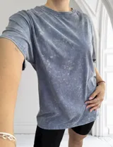 Remerón rosa con efecto acid wash, corte holgado y cuello redondo.