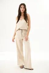 Pantalón de lino azul marino de corte recto con cintura alta y cordón ajustable. Presenta costuras en contraste color blanco.