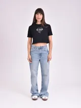 Remera corta blanca con estampa frontal de texto "Los Angeles" y una rosa en color rosa.