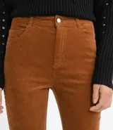 Pantalón skinny de terciopelo color marrón, con cintura alta y bolsillos. Marca Marfinno.