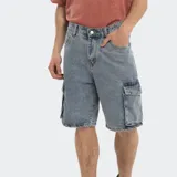 Bermuda de jean celeste, estilo cargo, con bolsillos laterales tipo cargo.