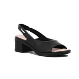 Sandalias de cuero sintético negro con tira ancha en el empeine, pulsera elástica al tobillo y taco medio bloque.