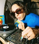 Lentes de sol cuadrados color marrón rojizo con lentes marrones polarizadas.