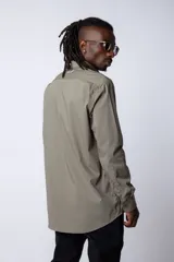 Camisa negra de manga larga con cuello mao y corte clásico.