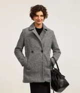 Saco alargado gris con cuello solapa, abotonado delantero y bolsillos. La prenda también cuenta con superfície en textura boucle.